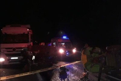 Feci kaza! Tır traktörü biçti, şoför feci şekilde can verdi