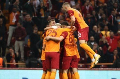 Galatasaray'da 3 imza 5 yolcu