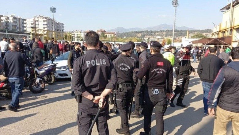 Maç karakolda bitti: Taraftarlar tekme tokat birbirine saldırdı