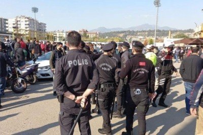 Maç karakolda bitti: Taraftarlar tekme tokat birbirine saldırdı