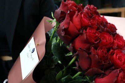 Öğretmen kendisine isimsiz gönderilen güllerin izini sürdü: 3 yıl sonra cinsel taciz davası açıldı