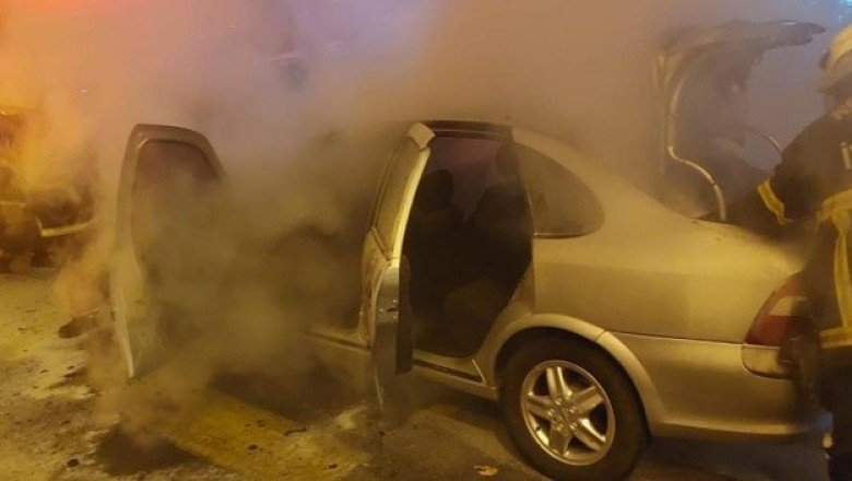 Park halindeki otomobil alev alev yandı