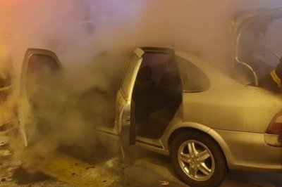 Park halindeki otomobil alev alev yandı