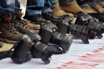 Siz ancak duvarları yıkarsınız, özgür basın yıkılmaz!