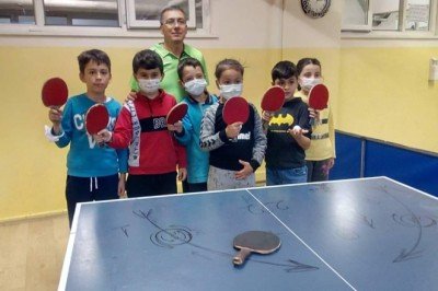 22 yıldır öğrencilere ücretsiz masa tenisi eğitimi veriyor