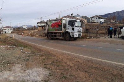 Çöp kamyonunun altında kaldı, yaşamını yitirdi