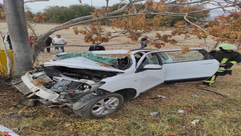 Denizli'de otomobil ağaca çarptı: 1 ölü, 1 yaralı