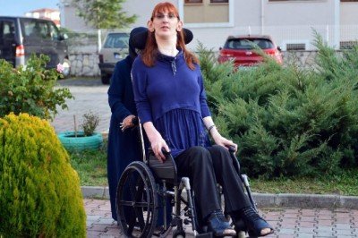 Dünyanın en uzun boylu kadını dünyayı gezmek istiyor