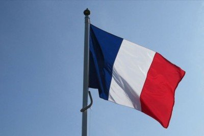 Fransız bayrağındaki mavi rengin tonu değiştirildi