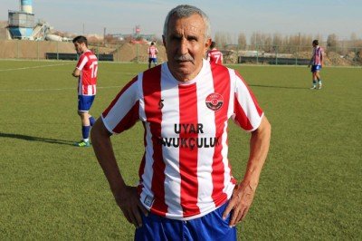 Futbol aşkı sınır tanımıyor: 72 yaşında transfer oldu