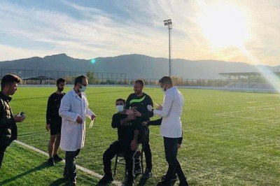 Futbolcular sahada koronavirüs aşısı oldu