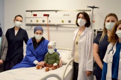 İki yaşındaki Ömer ablası sayesinde hayata tutundu