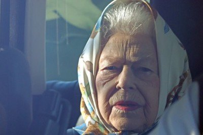 İngiltere Kraliçesi Elizabeth belini incittiği için törene katılamadı