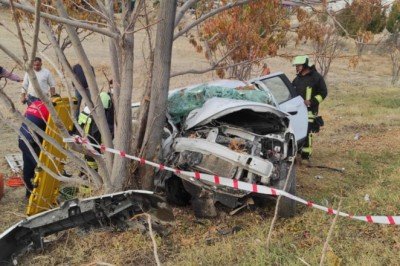 Köpeğe çarpmamak için kaza yaptı, eşi hayatını kaybetti