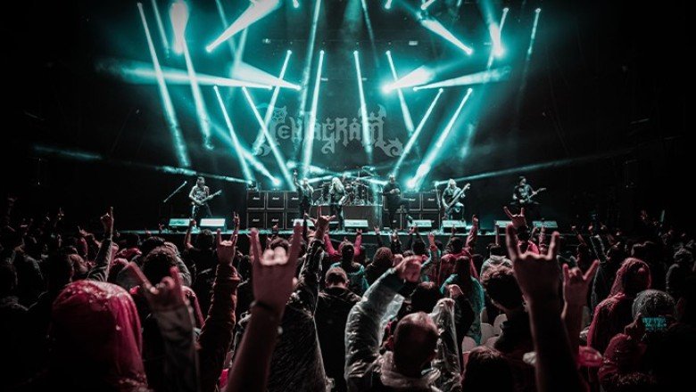 O sert bakışlar şimdi gülümsüyor