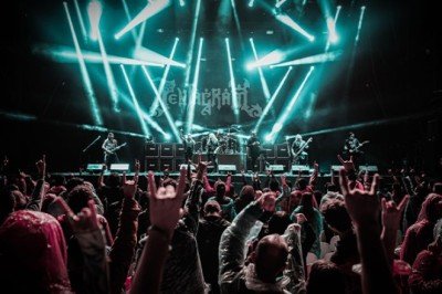 O sert bakışlar şimdi gülümsüyor