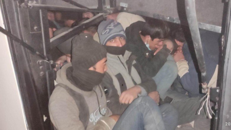 Otobüsün bagajında 55 düzensiz göçmen yakalandı