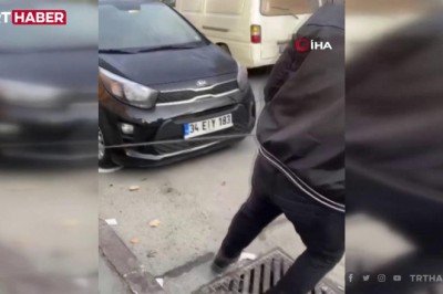 Pazar yerine park edilen araçları halatlarla çektiler