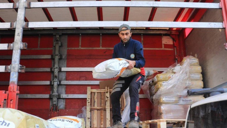 Sokak hayvanlarına TIR dolusu mama desteği