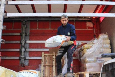 Sokak hayvanlarına TIR dolusu mama desteği