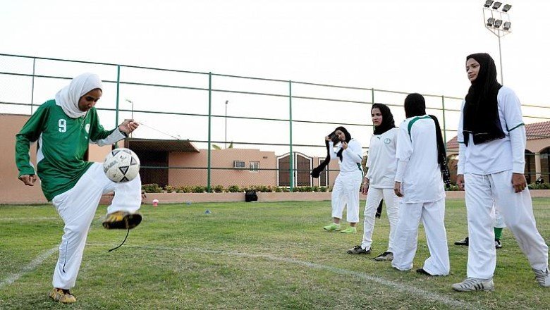 Suudi Arabistan'da bir ilk: Kadın futbol ligi başladı!