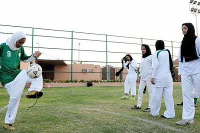 Suudi Arabistan'da bir ilk: Kadın futbol ligi başladı!