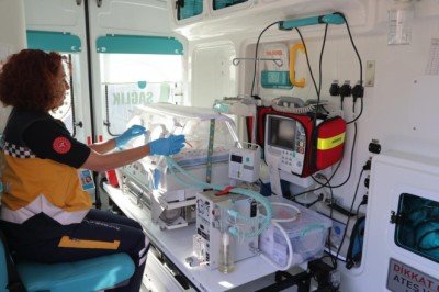 Yenidoğan ambulanslarıyla 20 bin bebek hayata tutundu