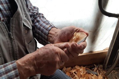 35 yıldır ağaç dallarından tahta kaşık yapıyor