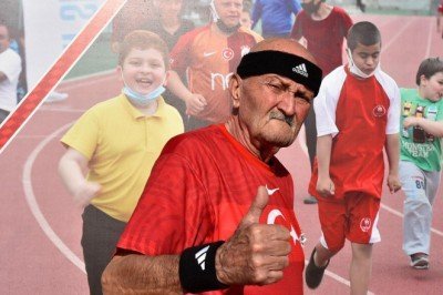 74 yaşındaki maratoncu gençlere taş çıkartıyor