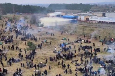 BelarusPolonya sınırında gerginlik: Göçmenlere tazyikli suyla müdahale