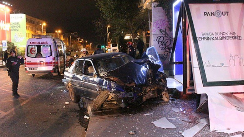 Bariyerleri aşıp karşı yola geçti, durağa çarpıp durabildi: 2 yaralı