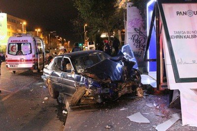 Bariyerleri aşıp karşı yola geçti, durağa çarpıp durabildi: 2 yaralı