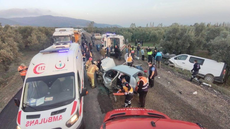 Bursa'da otomobil ile minibüs çarpıştı: 7 yaralı