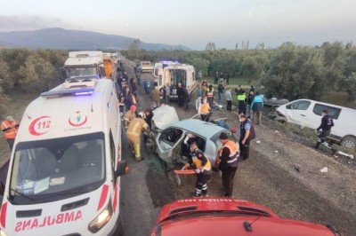 Bursa'da otomobil ile minibüs çarpıştı: 7 yaralı