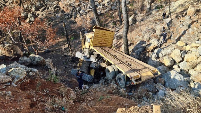 İş makinesi yüklü kamyon şarampole devrildi: 2 yaralı