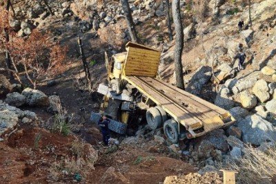 İş makinesi yüklü kamyon şarampole devrildi: 2 yaralı