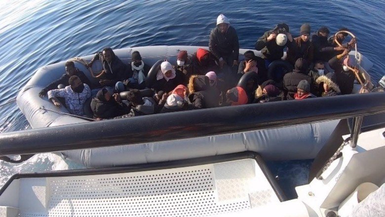 İzmir açıklarında 27 düzensiz göçmen kurtarıldı