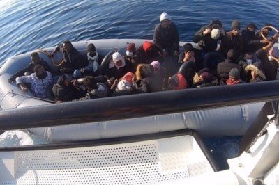 İzmir açıklarında 27 düzensiz göçmen kurtarıldı