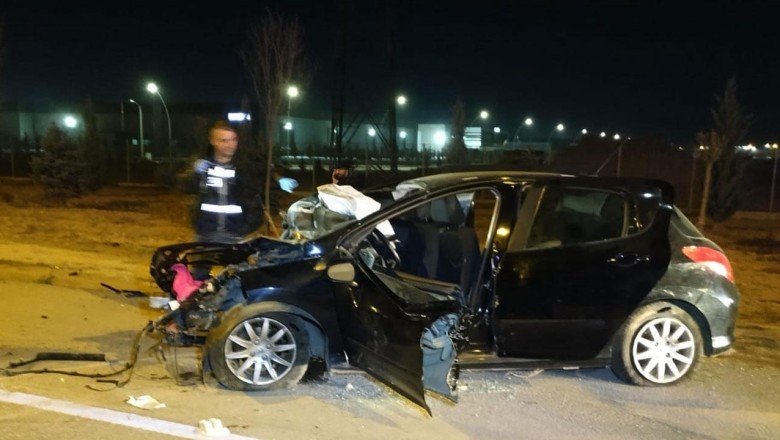 Otomobil, refüjü aşıp karşı şeride geçti: 3 ölü, 3 yaralı