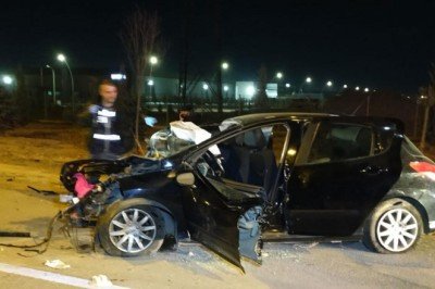 Otomobil, refüjü aşıp karşı şeride geçti: 3 ölü, 3 yaralı