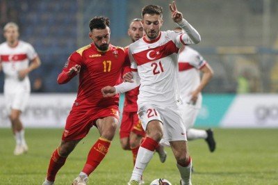 Stefan Kuntz 2 değişikliğe gitti