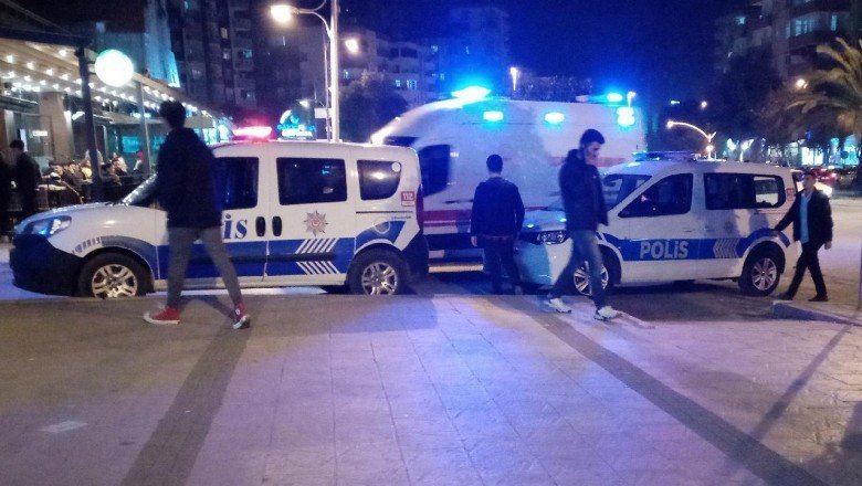 Yolda yürürken bıçaklı saldırıya uğradı