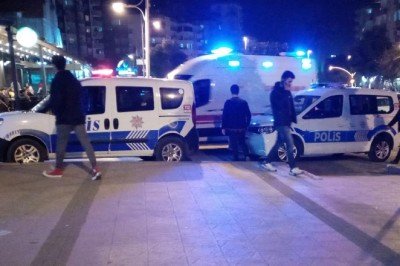 Yolda yürürken bıçaklı saldırıya uğradı