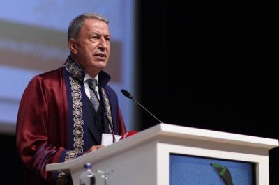 Bakan Akar: Yunan komşularımızdan uluslararası hukuka uygun davranmalarını bekliyoruz