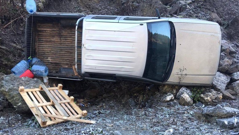 Buzlanan yolda kayan kamyonet şarampole yuvarlandı