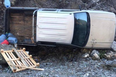 Buzlanan yolda kayan kamyonet şarampole yuvarlandı