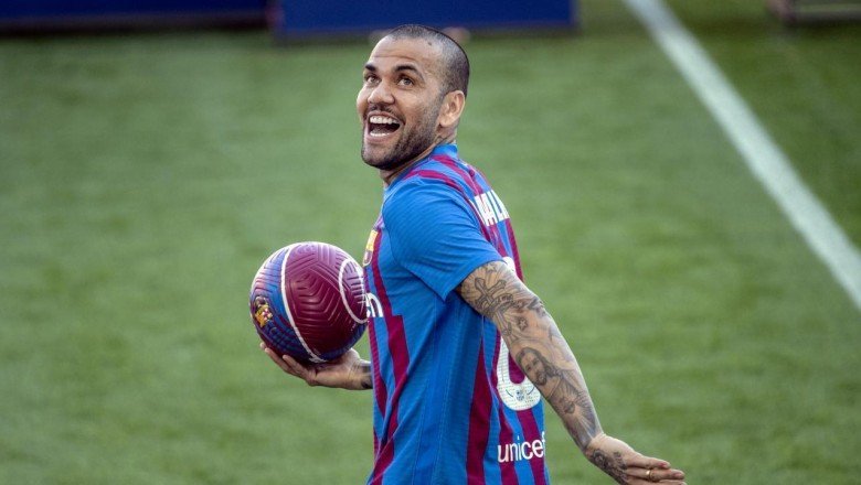 Dani Alves sezon sonuna kadar Barcelona'da