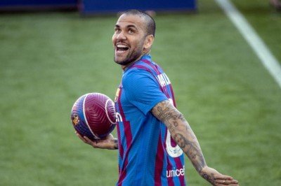 Dani Alves sezon sonuna kadar Barcelona'da