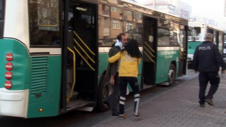 Halk otobüsü durakta bekleyen otobüse çarptı: 13 yaralı