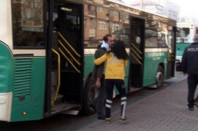 Halk otobüsü durakta bekleyen otobüse çarptı: 13 yaralı